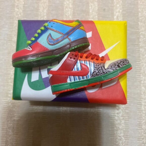 MINIATURE  NIKE AIR DUNK SHOES (5 INCHES IN LENGTH) ORIGONAL BOX NEW main image 7